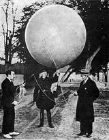 Слева направо: В. А. Сытин, студент Осипчик и А. Б. Калиновский перед пуском шара-зонда с дымовой шашкой с территории планетария (1936)