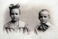 Юрий Олеша с сестрой Вандой (Одесса, конец 1900-х)